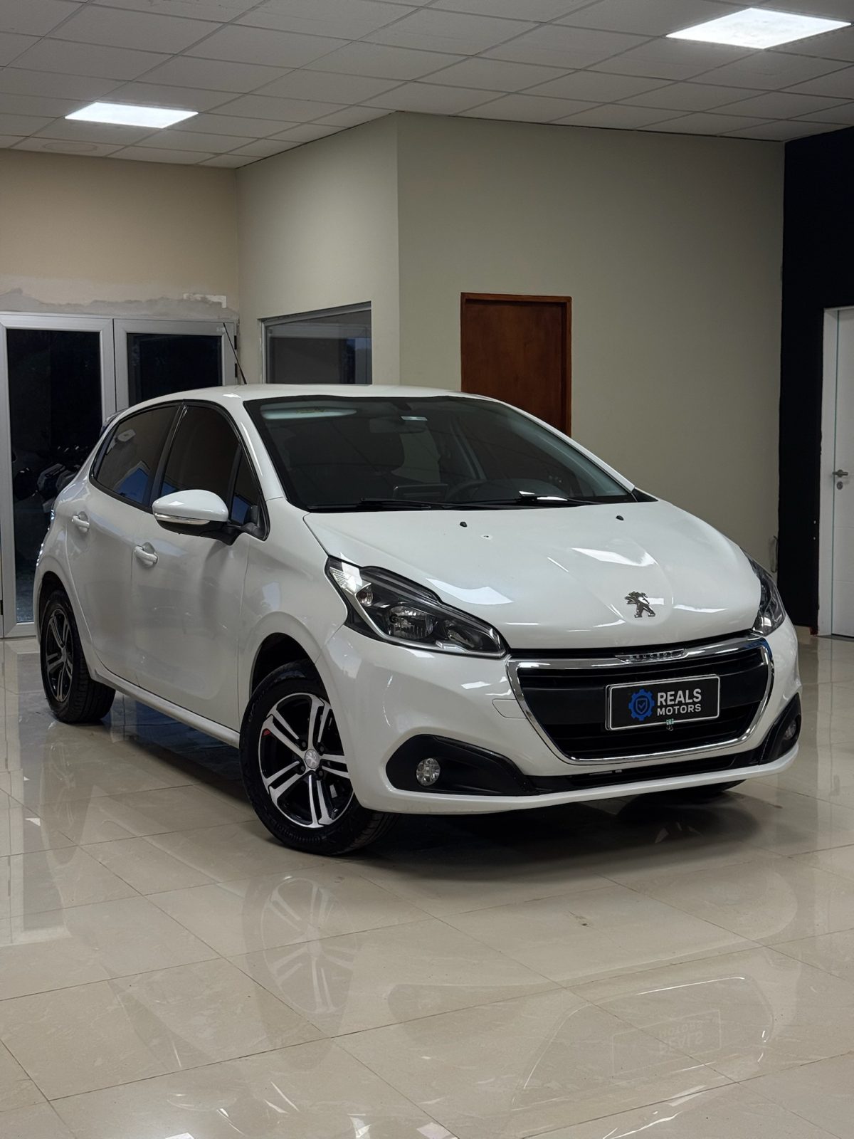 Peugeot 208 foto 1