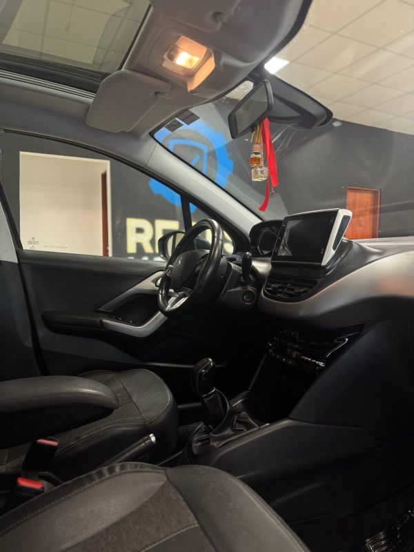 Peugeot 208 foto 2