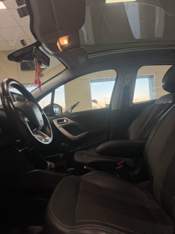 Peugeot 208 foto 3