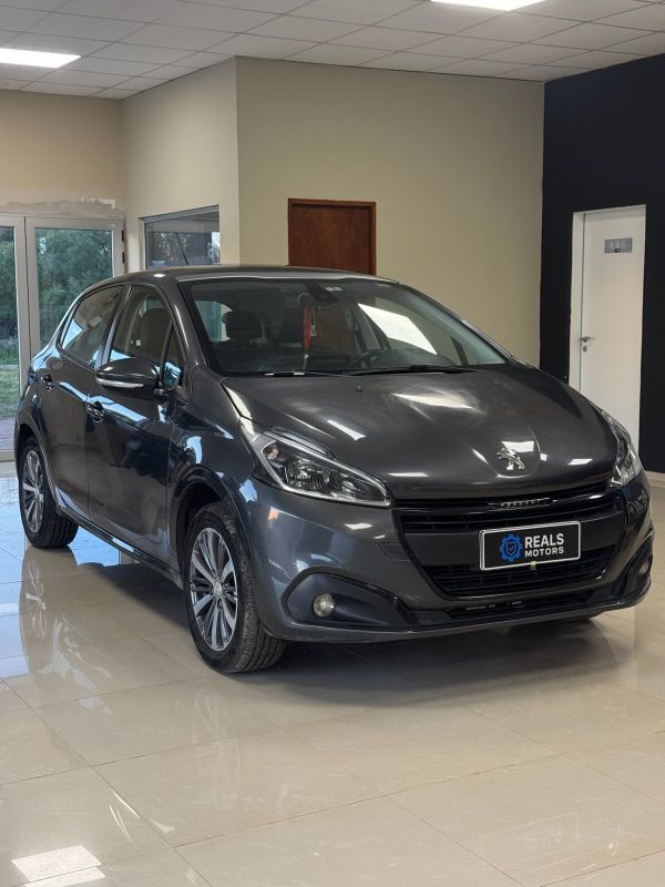 Peugeot 208 foto 1