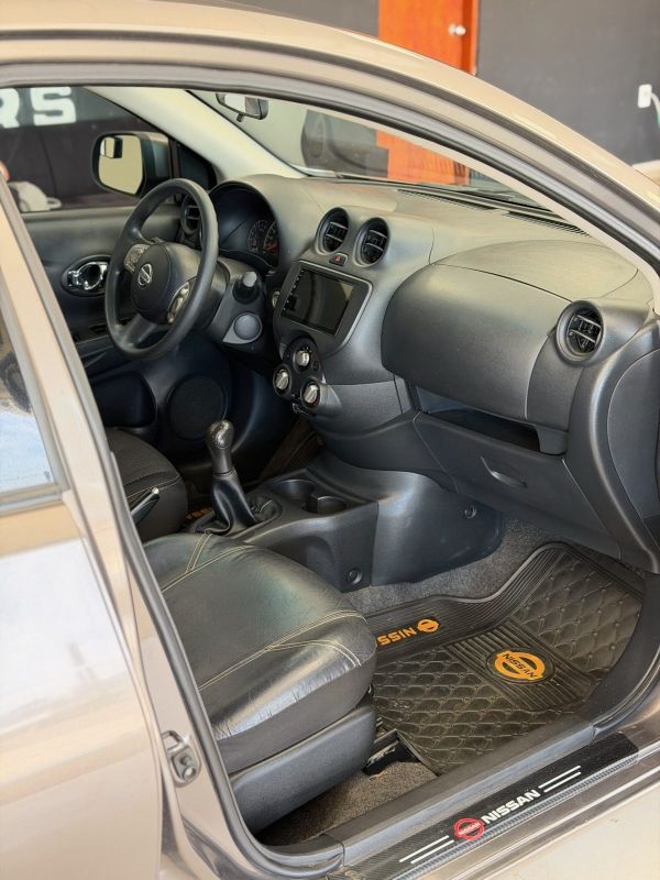 Nissan Versa foto 10
