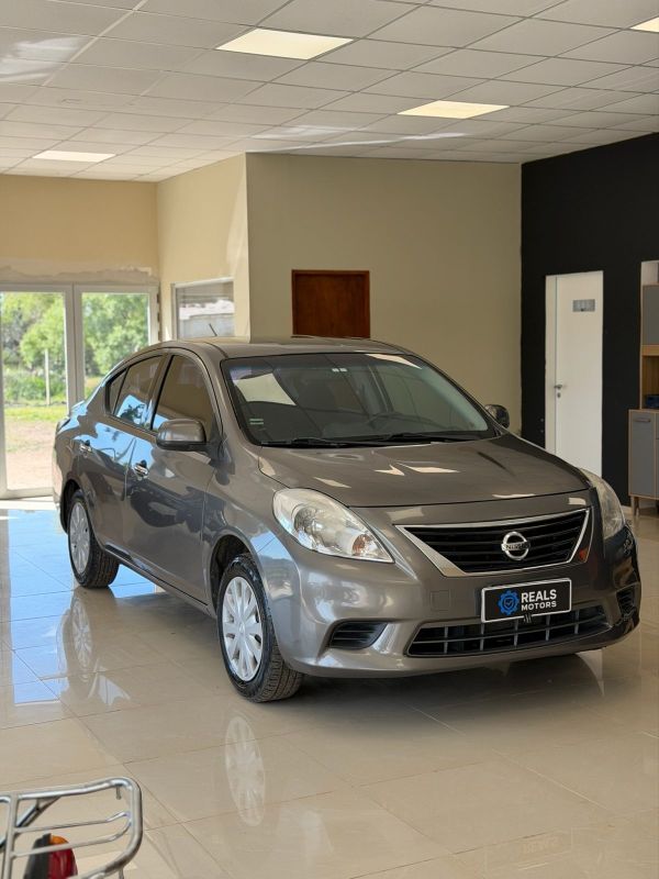 Nissan Versa foto 3