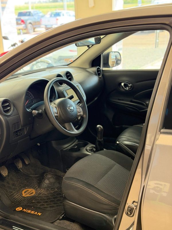 Nissan Versa foto 12