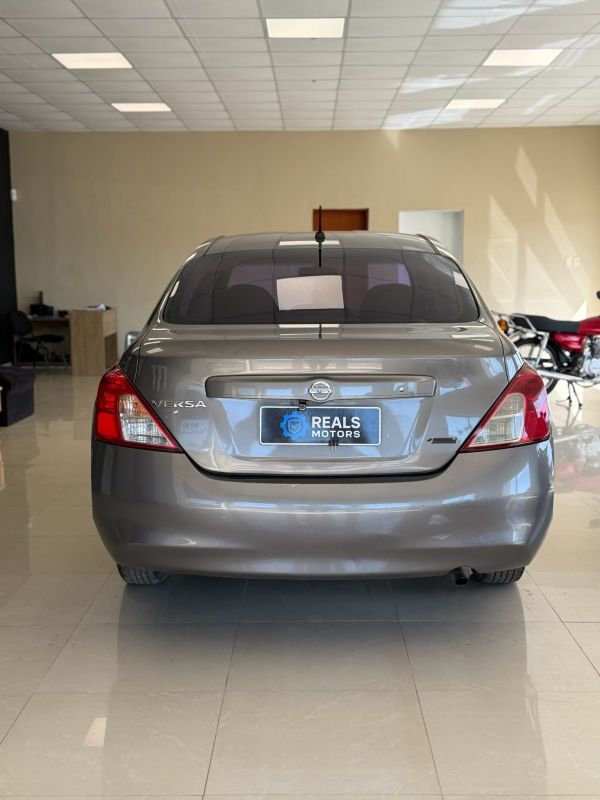 Nissan Versa foto 7