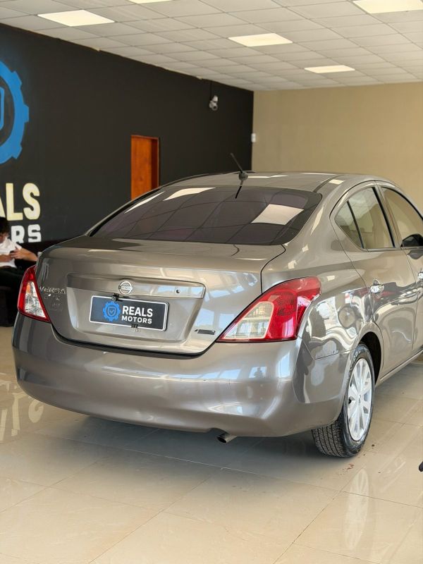 Nissan Versa foto 6