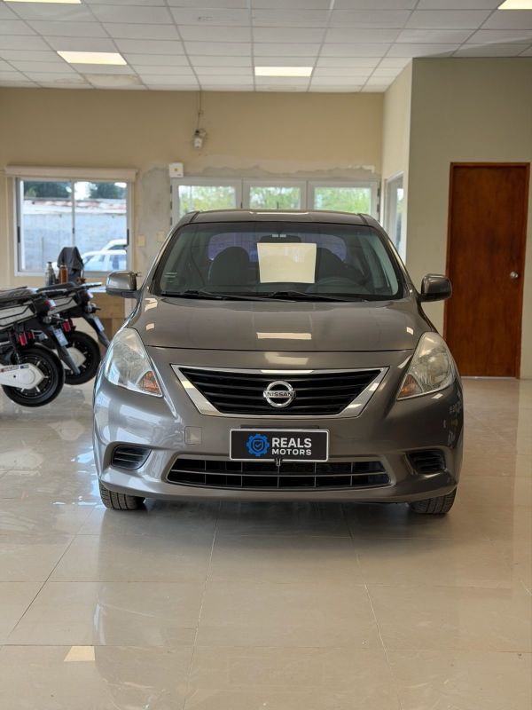 Nissan Versa foto 2