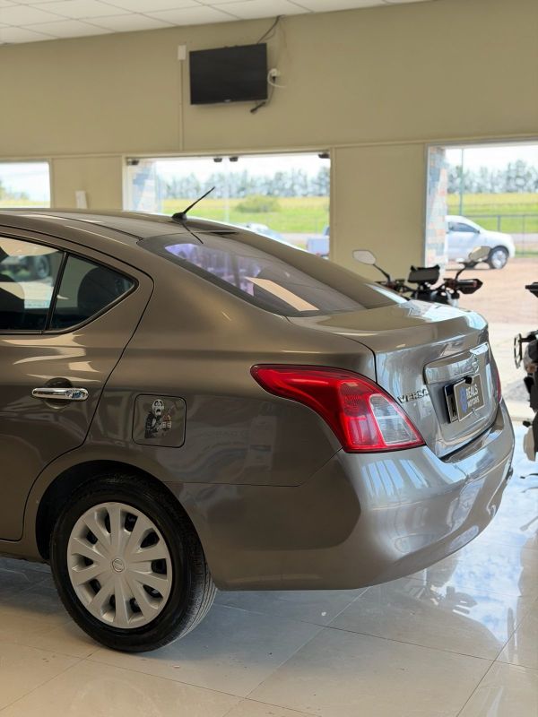 Nissan Versa foto 8