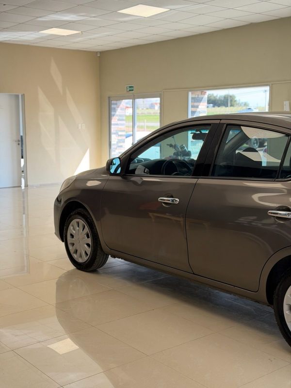 Nissan Versa foto 9